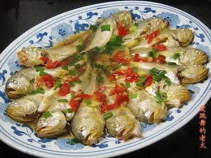 Steaming fish with steamed buns in microwave oven