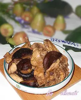 Stewed chicken pieces with mushroom