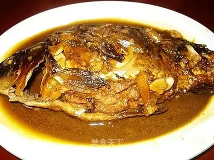Braised crucian carp in black sauce