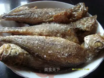 Dry fried small yellow croaker