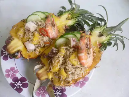 Thai fried rice with yellow pear