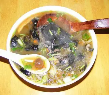 Stew ginseng, angelica and black chicken soup