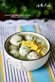Coriander fish ball soup