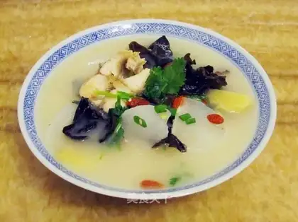 Black fish and white radish soup