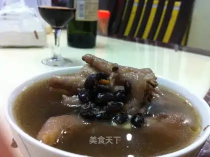 Black bean chicken claw pork ribs soup