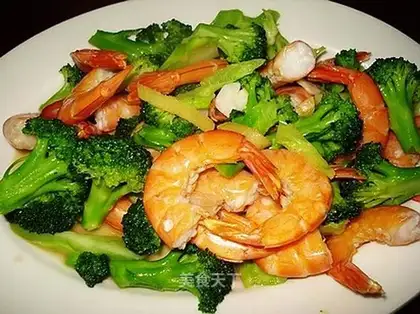 Fried shrimp with broccoli