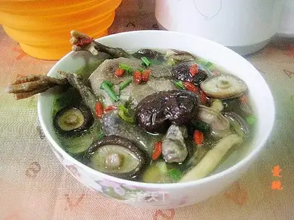Stewed young pigeon with ginseng and mushroom