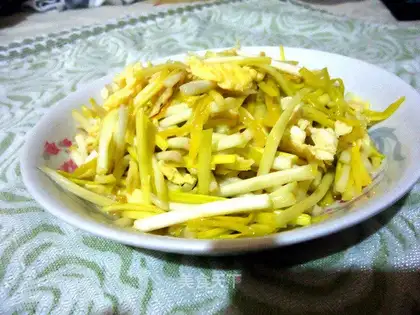Scrambled eggs with garlic yellow