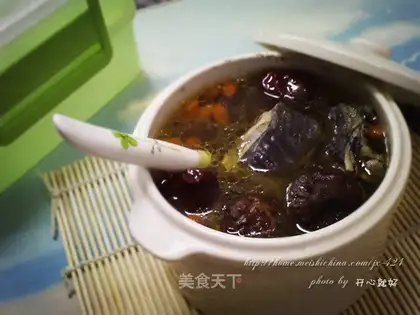 Huangqi wolfberry black chicken soup