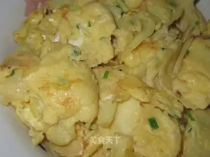 Scrambled eggs with rice straw