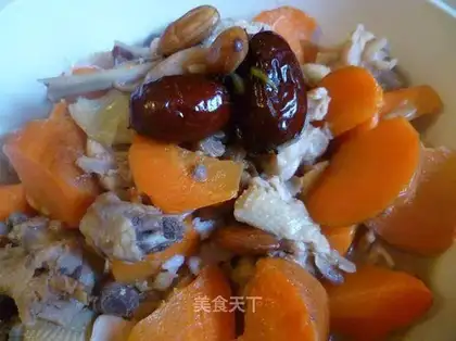 Stewed chicken pieces with red dates and almonds