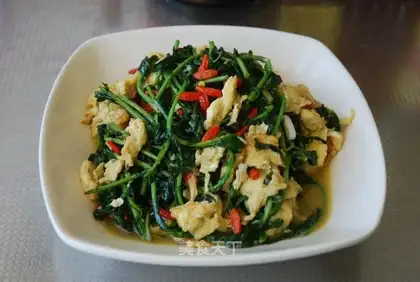 Scrambled eggs with wolfberry sprouts