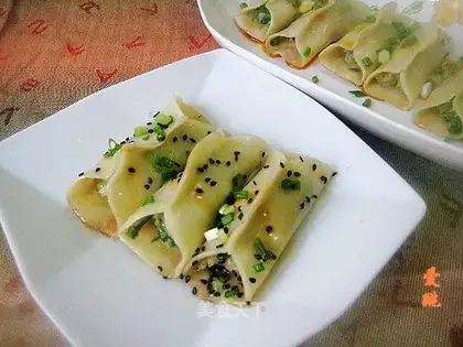 Fried dumplings with celery meat stuffing