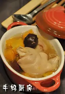 Pumpkin and red dates trotters soup