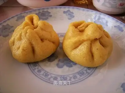 Corn flour steamed buns filled with cabbage