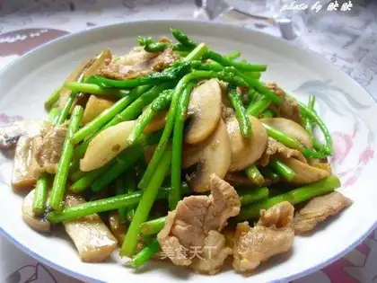 Stir fried pork slices with asparagus and mushrooms