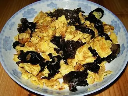 Scrambled eggs with shrimp skin and fungus