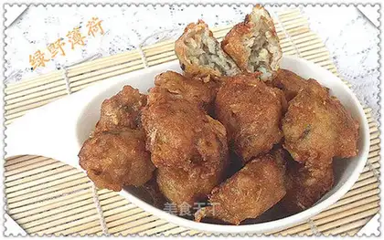 Fried little crucian carp head fish