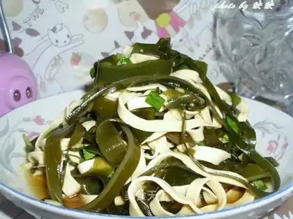 Shredded seaweed mixed with thousands of shredded slices