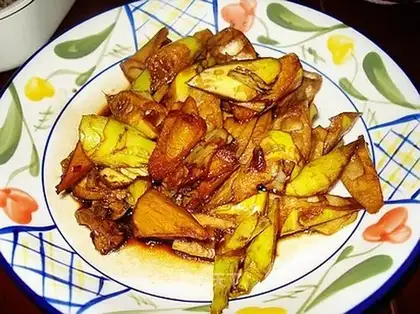 Braised bamboo shoots in oil