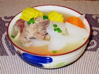 Red and white radish bone soup