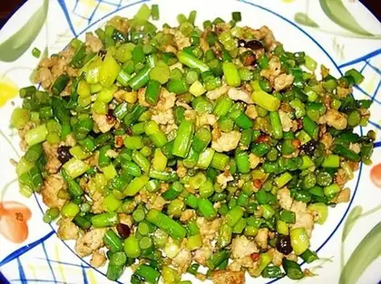 Garlic sprouts and minced pork