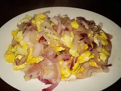 Scrambled eggs with onions