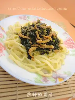 Hand-made noodles with shredded pork and vegetables
