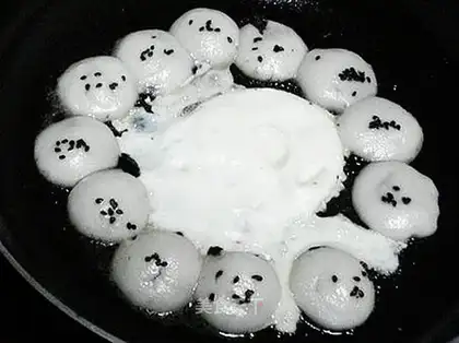 Fried eggs with glutinous rice balls