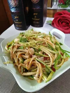 White mushrooms and cucumbers