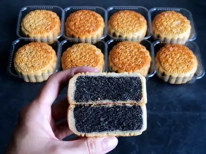 A wide moon cake