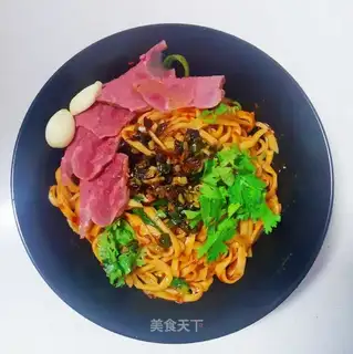Onions mixed with hand noodles