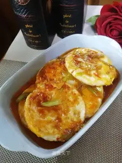 Spicy sauce and eggs