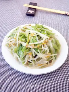Scrambled bean sprouts