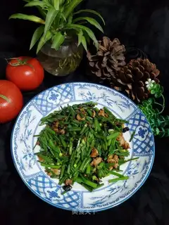The bean drums are fried with herbs