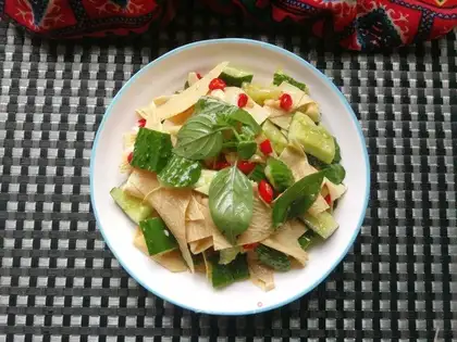 A mustard cucumber with tofu skin