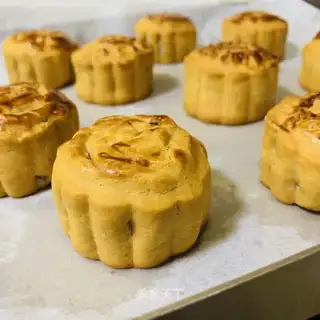 Bean and coconut mooncake