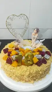 Ten inches of salad for a birthday cake