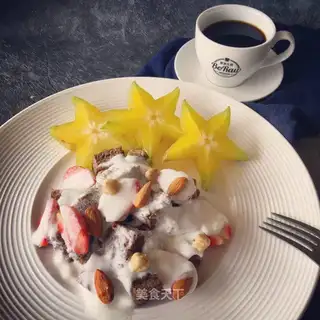 All-cream nut yogurt salad