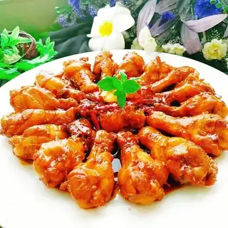 Red roasted chicken wings