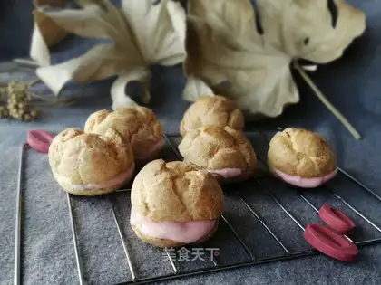Strawberry chocolate puffs