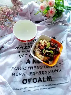 Scrambling sauce. Noodles