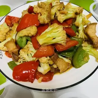 Five broccoli with sauce