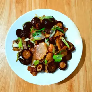 Dry mushrooms and bacon