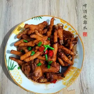 A beer with chicken claws