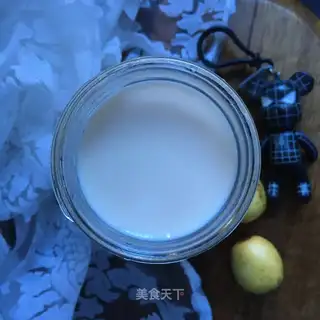 Red tea honey milk