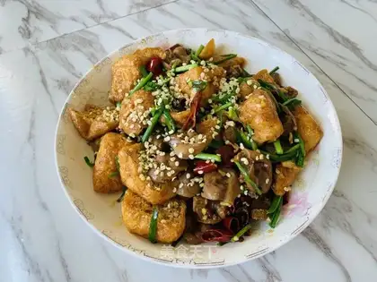 Pyramid chicken and bean pickles
