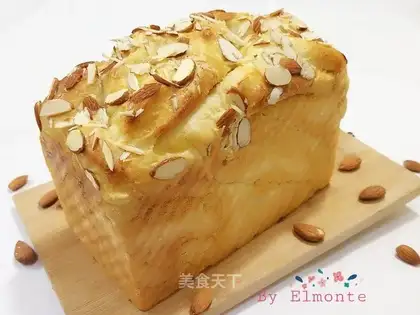 Almond sauce toast