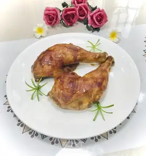 Roasted chicken legs with sauce