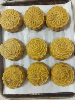 A broad rose moon cake